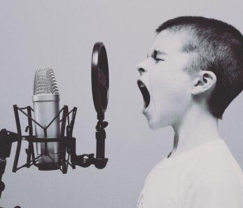 enfant qui chante devant un micro