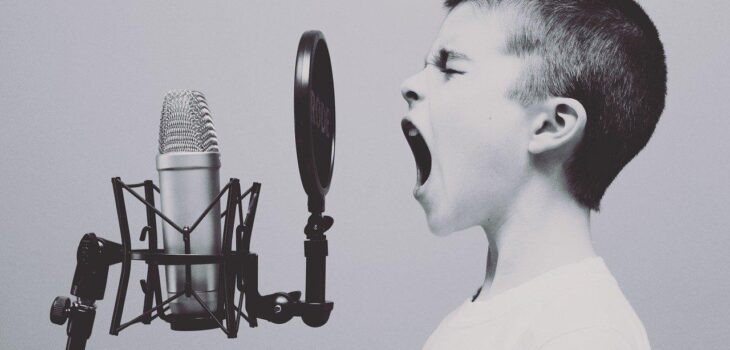 enfant qui chante devant un micro